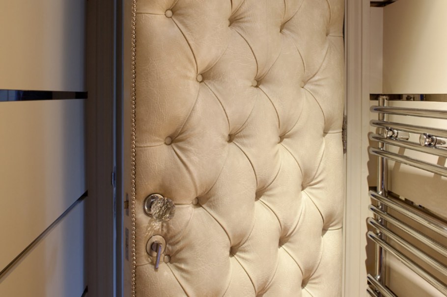 Обивка дверей кожей