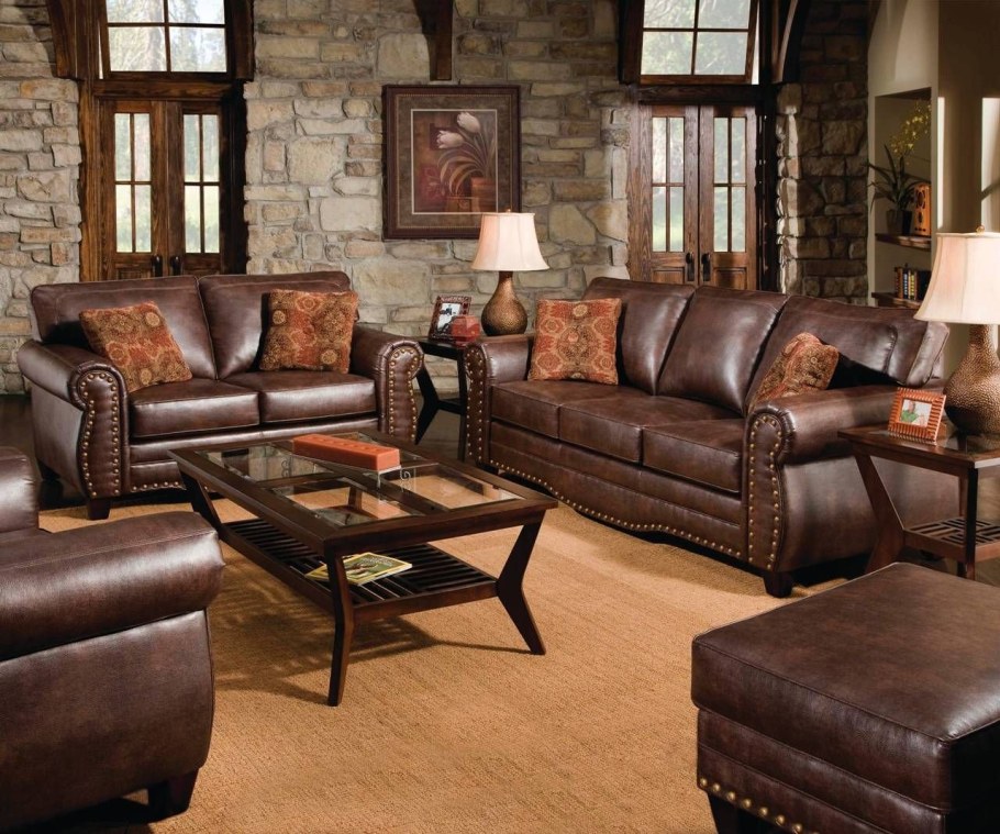 Коричневый кожаный диван