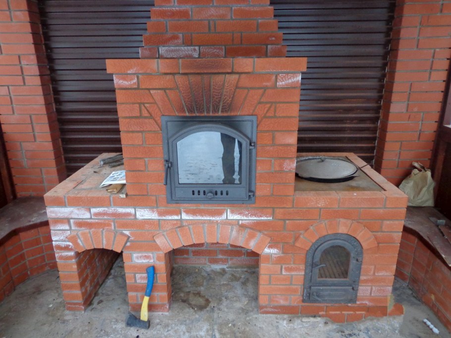 Печь-мангал из кирпича для дачи