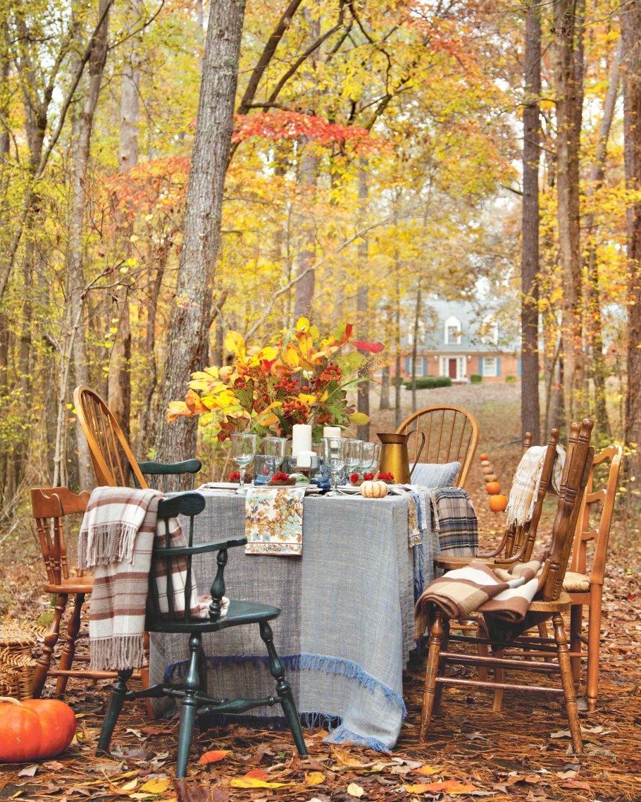 Дачный дом в осеннем саду