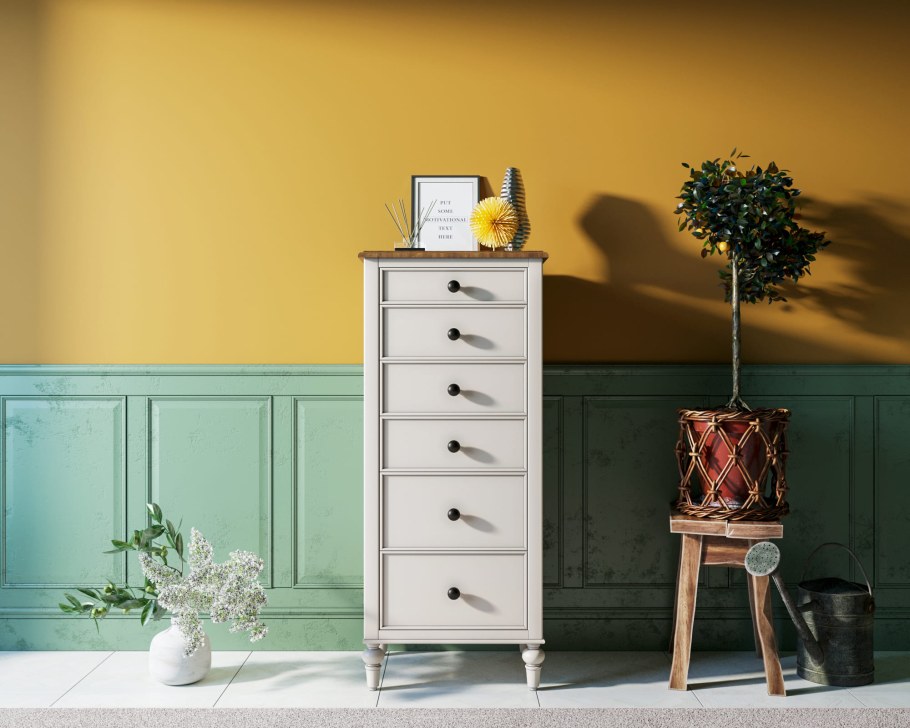 Комод узкий и высокий