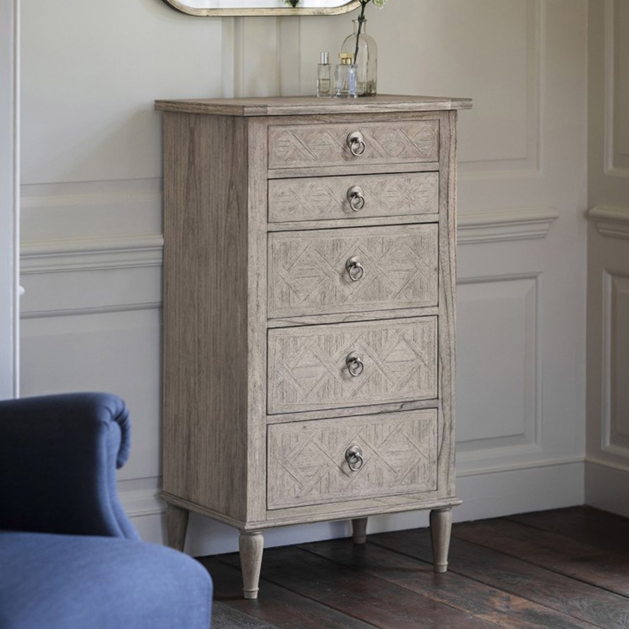 Комод на деревянных ножках