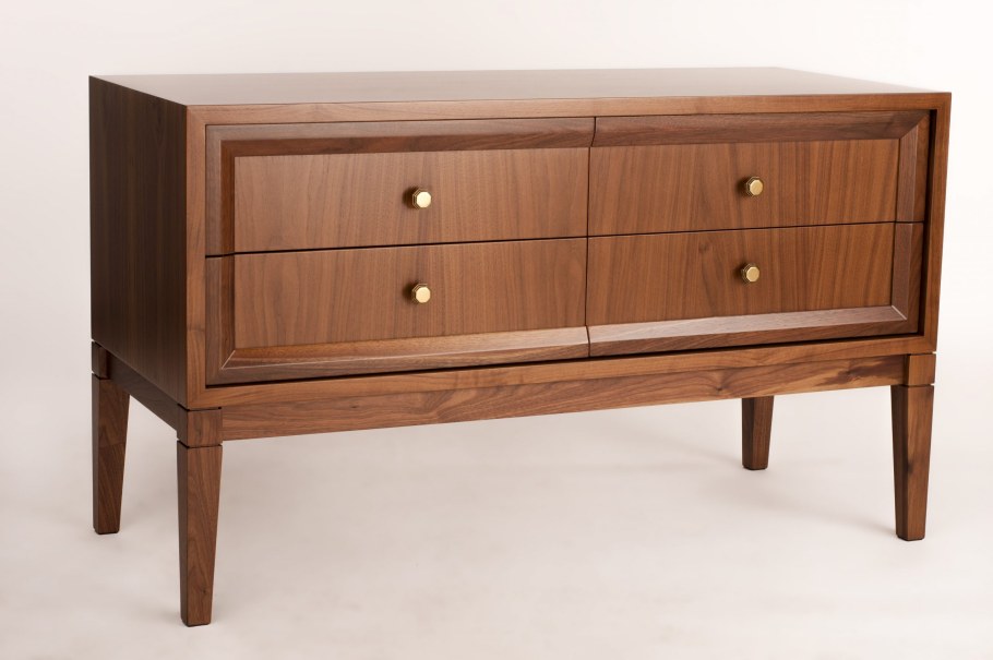 Комод на высоких ножках