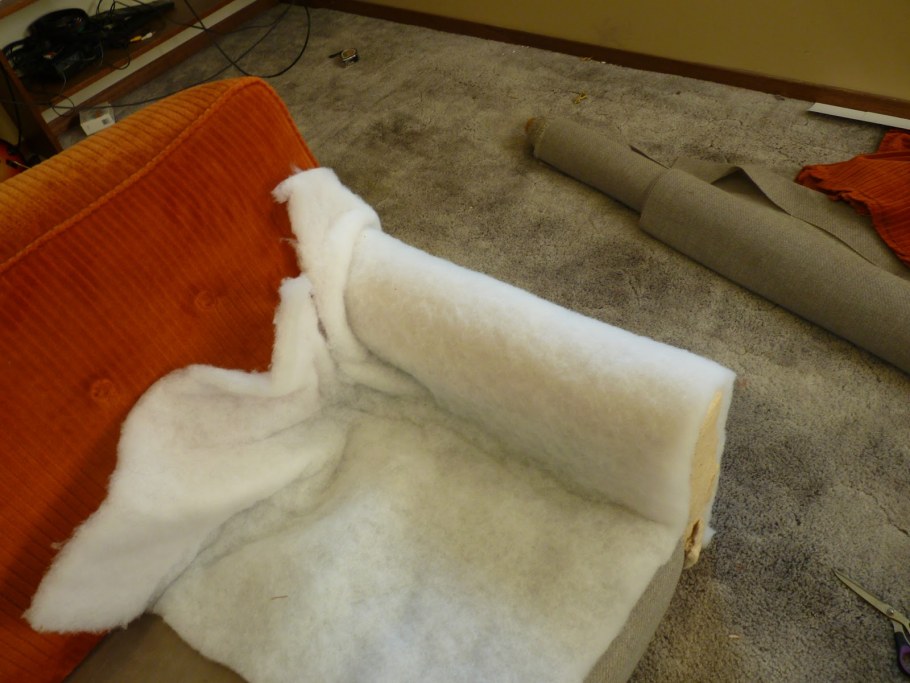 Обтянуть диван кожзамом