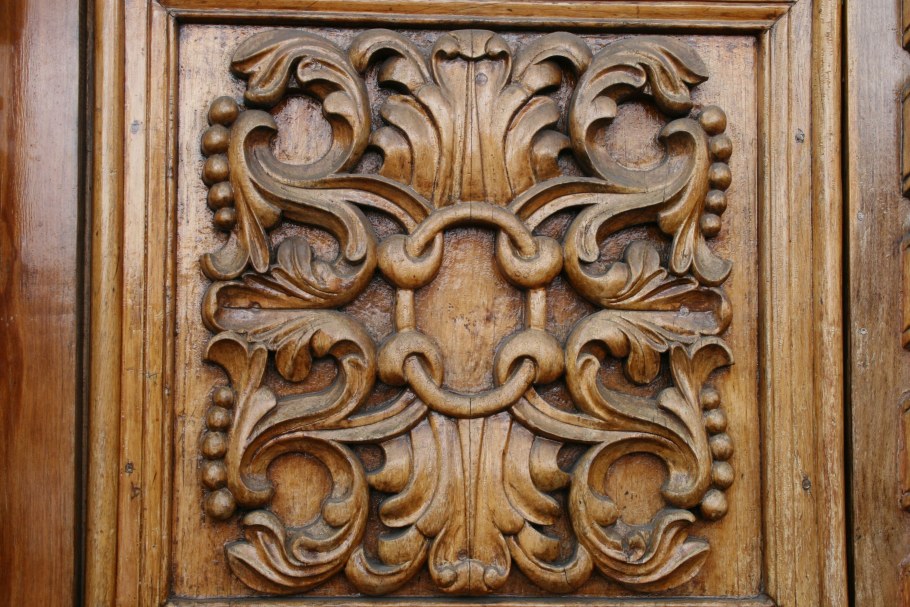 Резное дерево