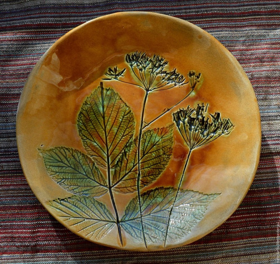 Тарелка с оттиском растений
