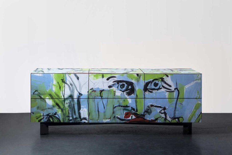 Граффити на шкафу