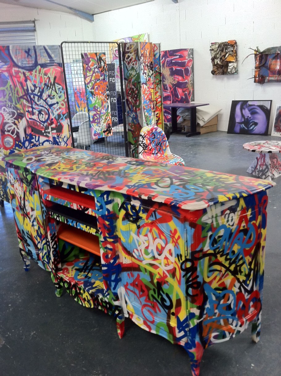 Граффити на шкафу