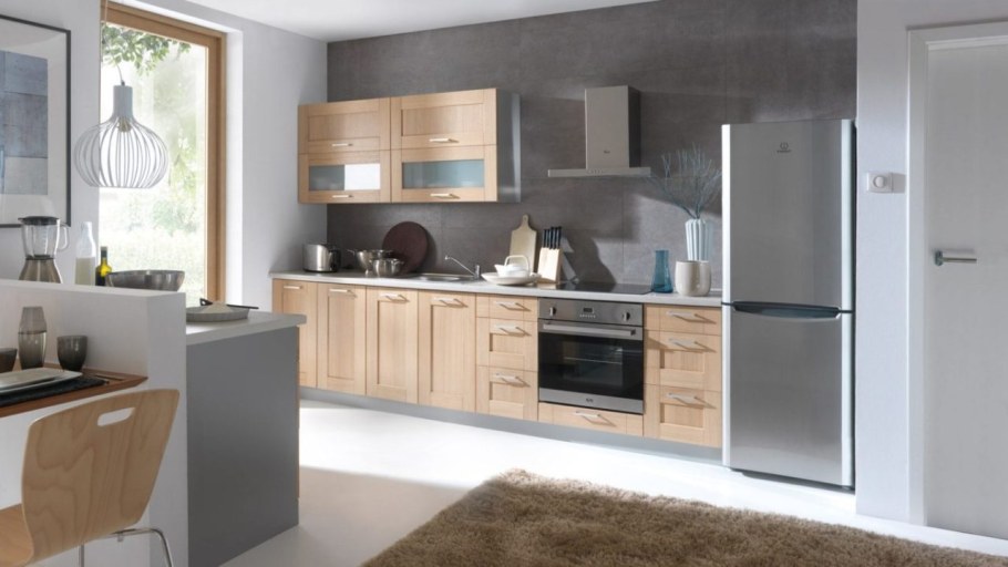 Белая бытовая техника в интерьере кухни