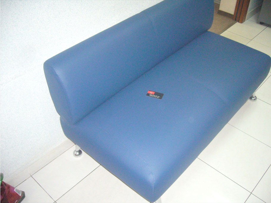 Обшивка старого дивана ковром