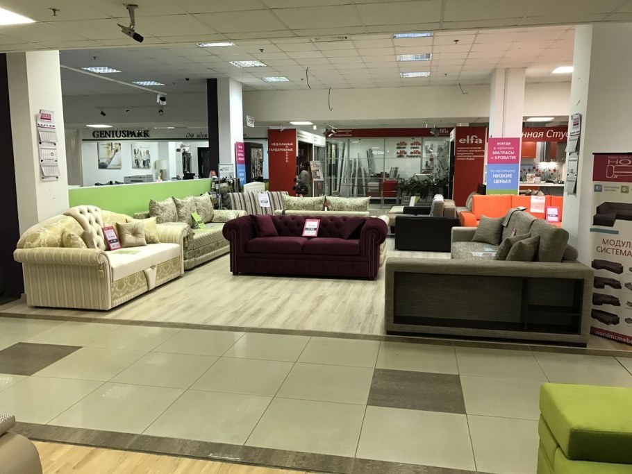 Расстановка мебели в мебельном салоне