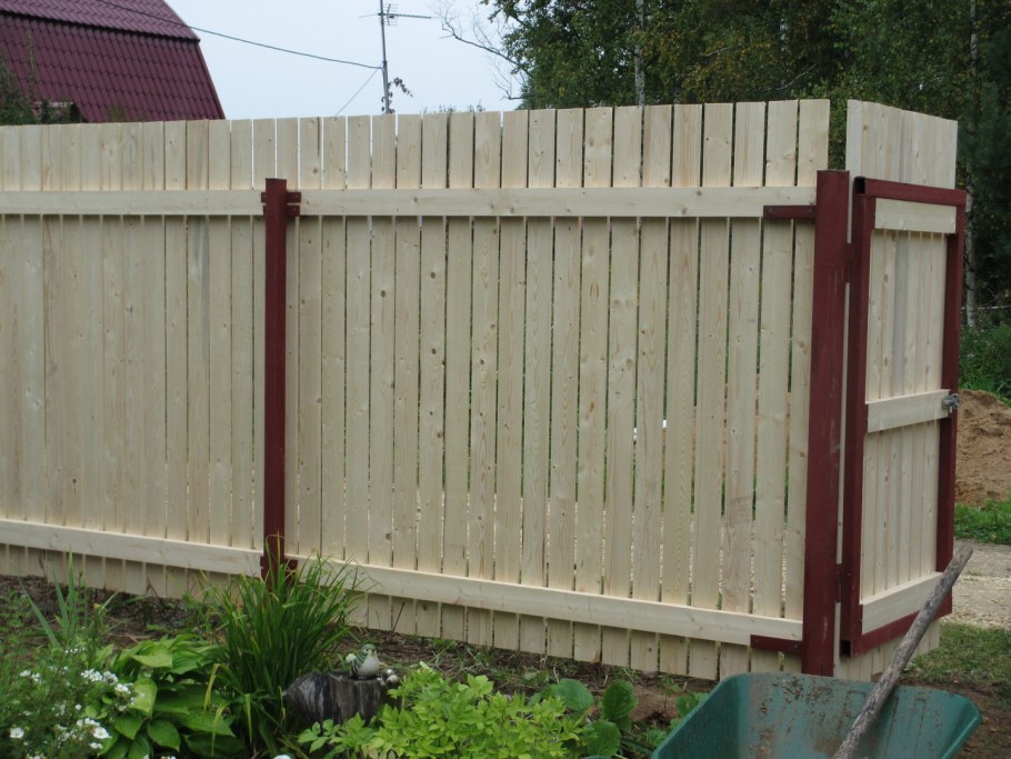 Забор из штакетника деревянного