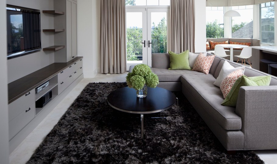 Ковры в интерьере гостиной с угловым диваном