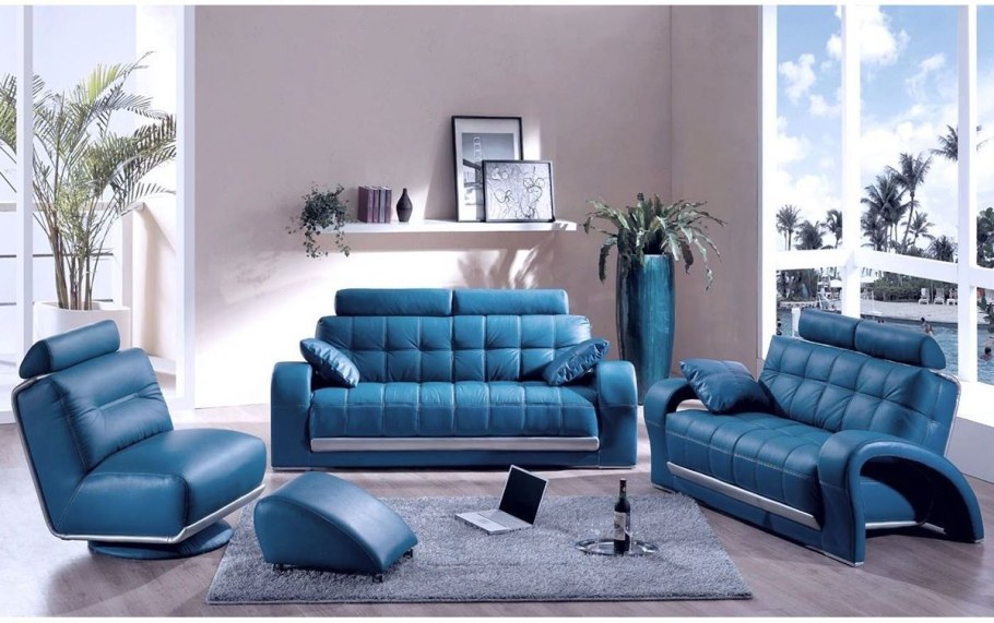 Темно коричневый кожаный диван в интерьере