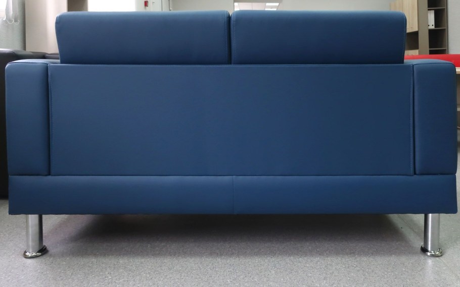 Голубой стеганый диван