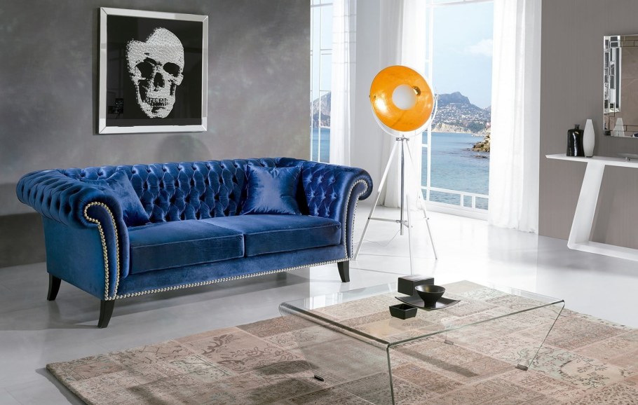 Голубой кожаный диван