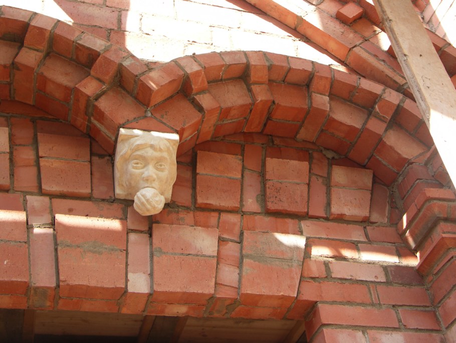 Каменные клинчатые перемычки