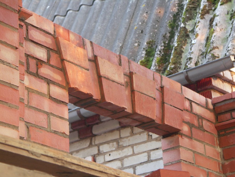 Клинчатая перемычка из кирпича