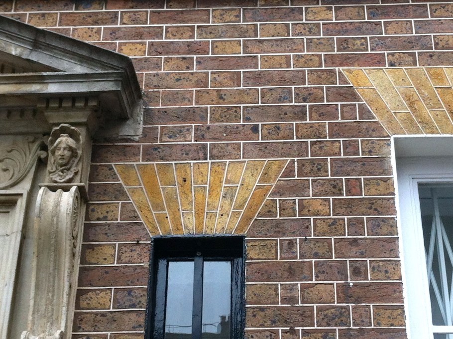 Кирпич над окном