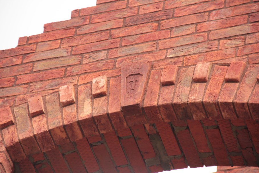 Замковый камень из кирпича