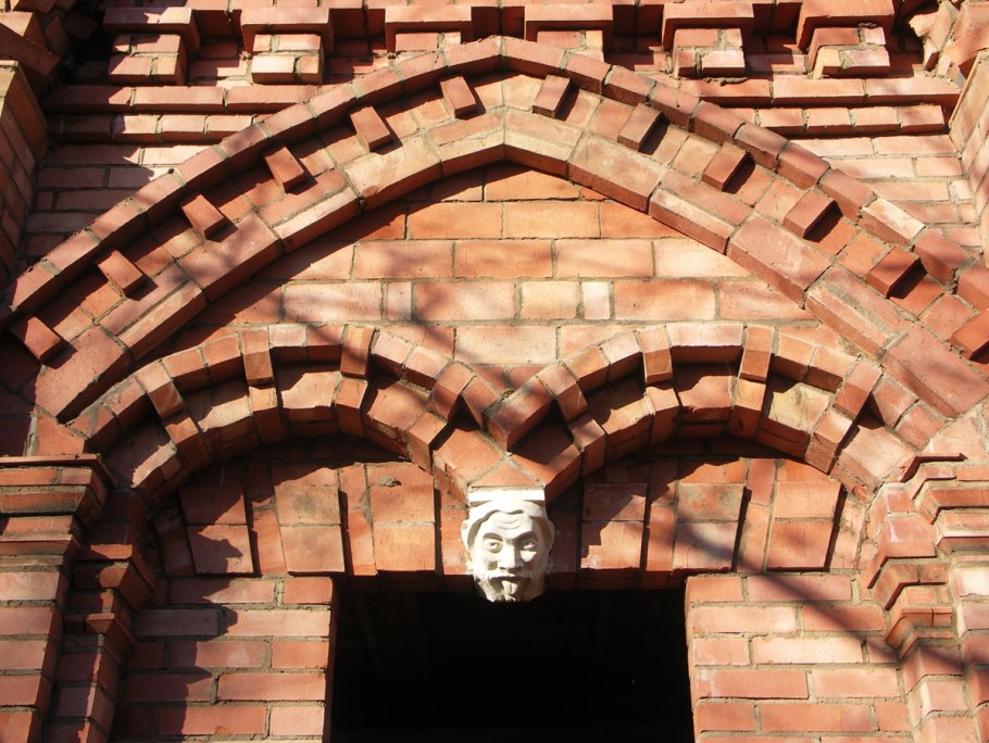 Кирпичная стрельчатая арка