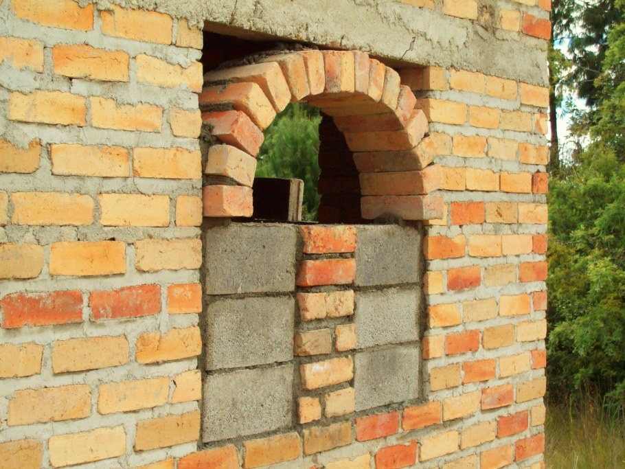 Клиновой кирпич для арок