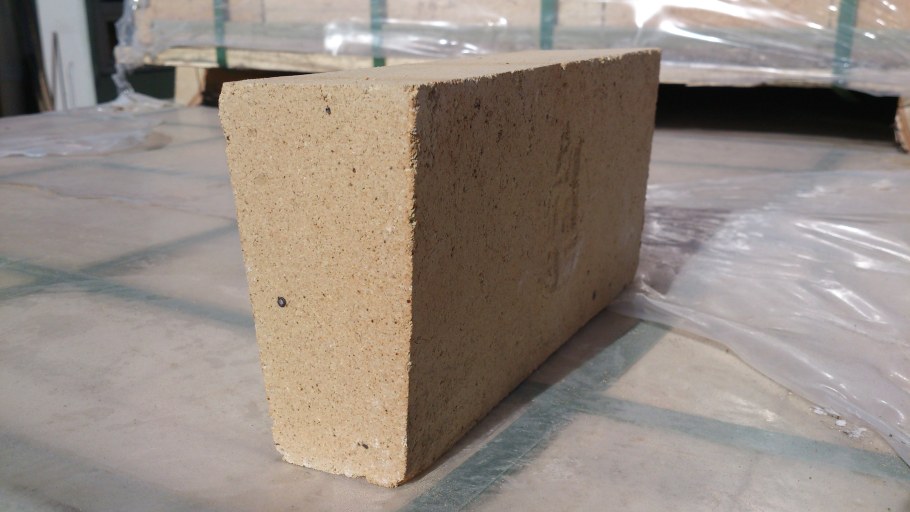 Кирпич шамотный огнеупорный клиновидный ШБ-44 230х114х65/55 мм