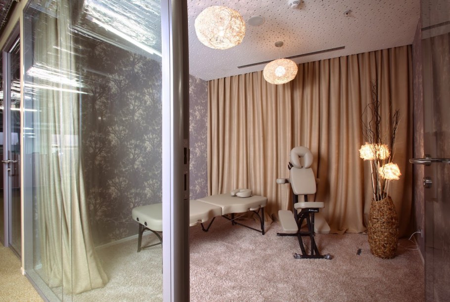 Шторы в кабинет косметолога