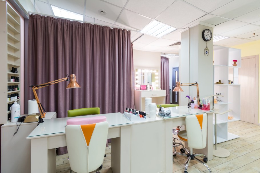 Шторы в студии красоты
