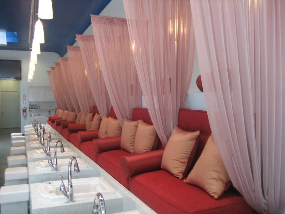 Шторы в салоне красоты