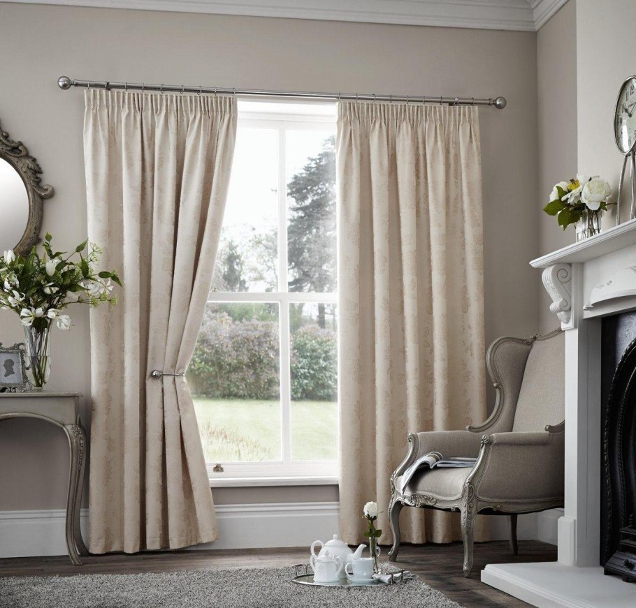 Шторы в бежевую спальню