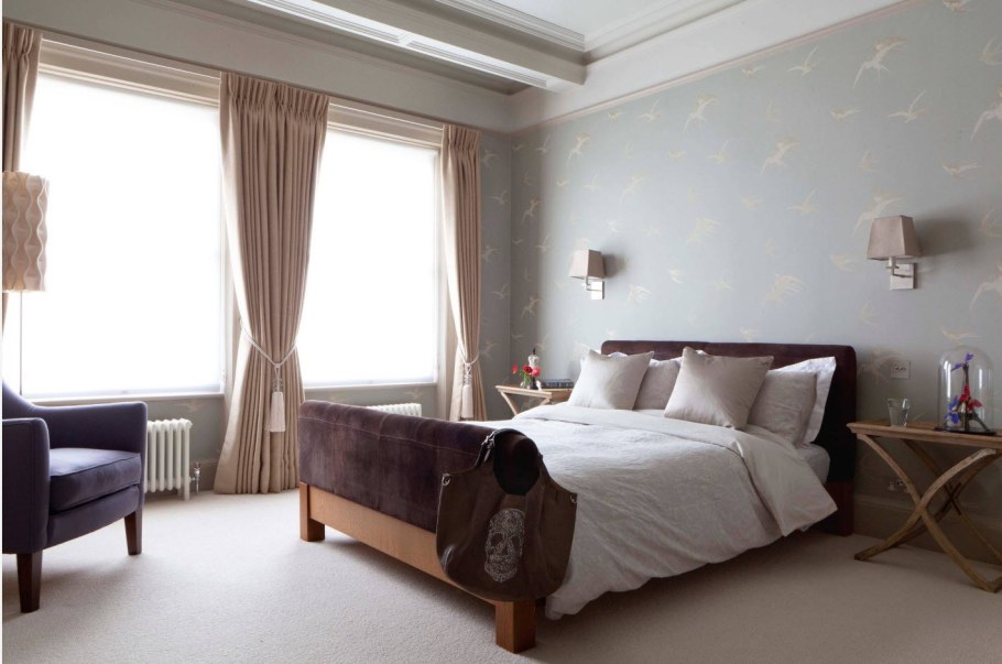 Синие шторы в интерьере спальни