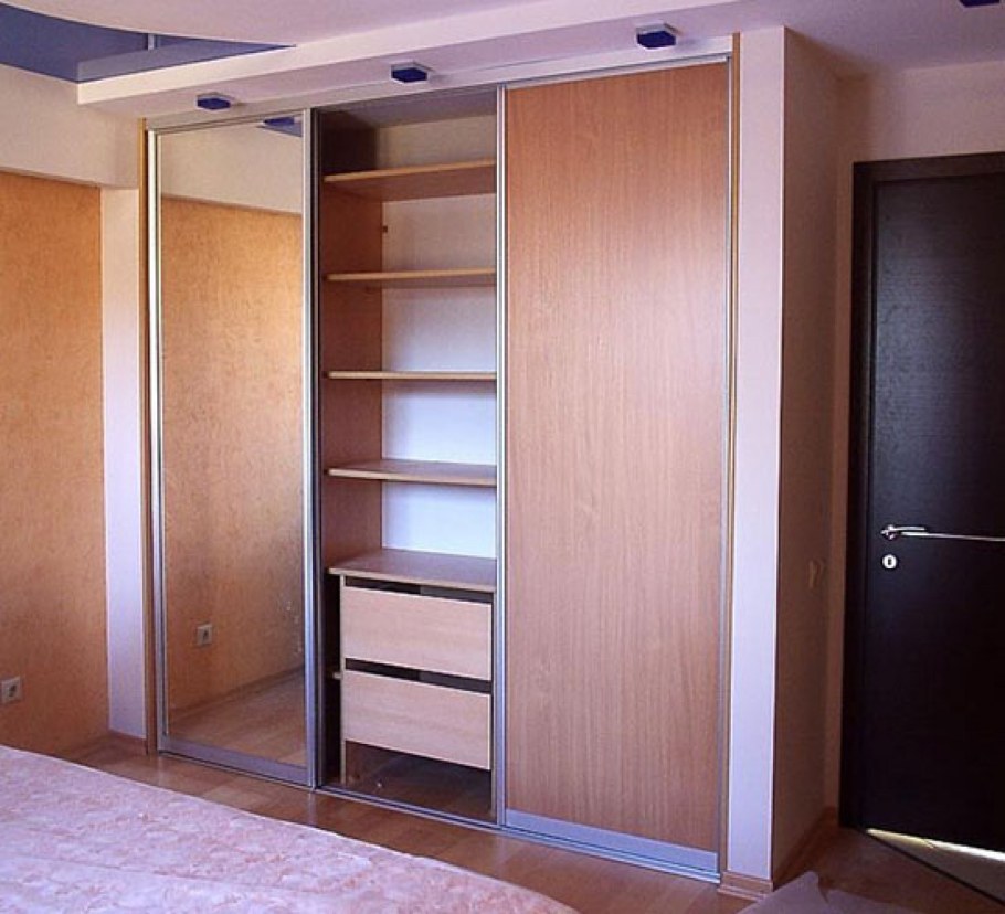Шкаф купе встроенный в нишу