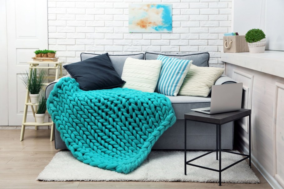 Вязаный плед в интерьере