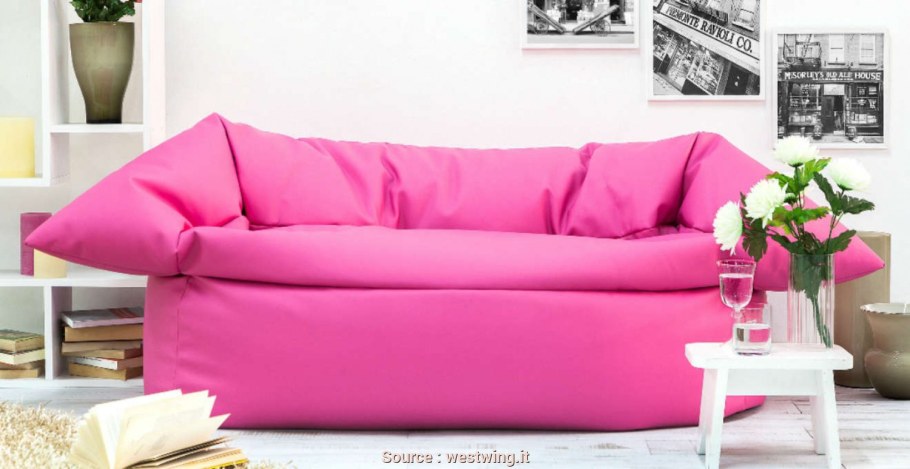 Ярко розовый диван