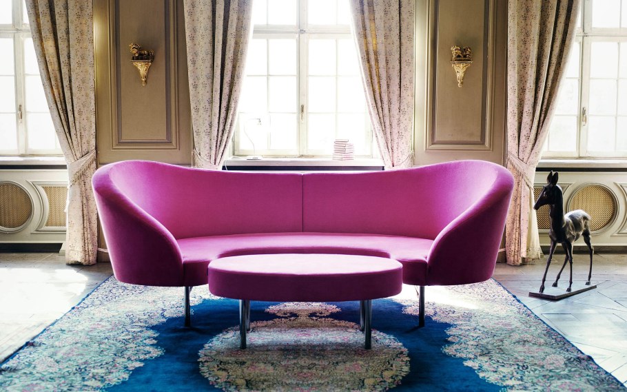 Полукруглый диван цвета фуксии
