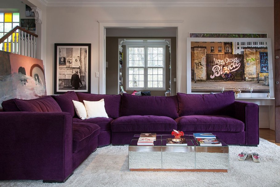 Фиолетовый диван в гостиной