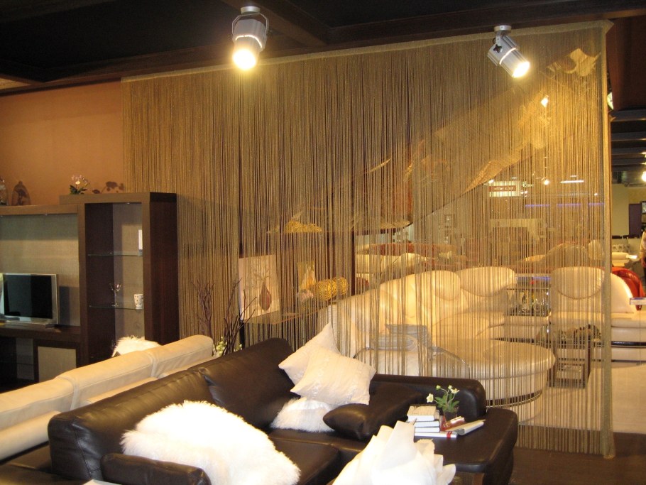 Нитяные шторы в интерьере ресторана