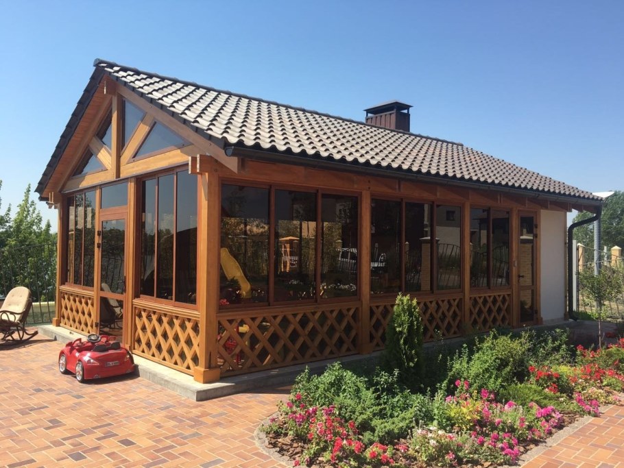 Баня с остекленной верандой под одной крышей