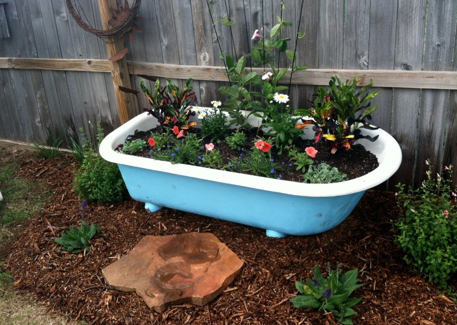 Клумбы из ванной на даче
