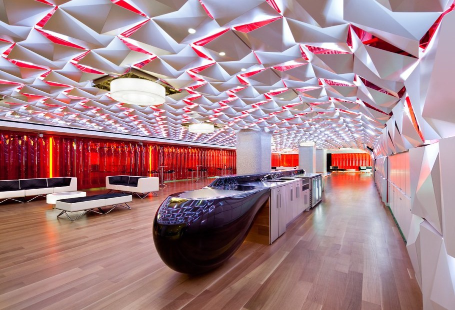 Необычный интерьер общественного здания