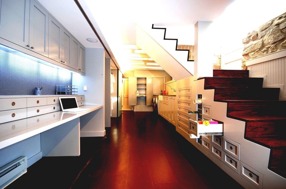 Интерьер под лестницей в полуподвале