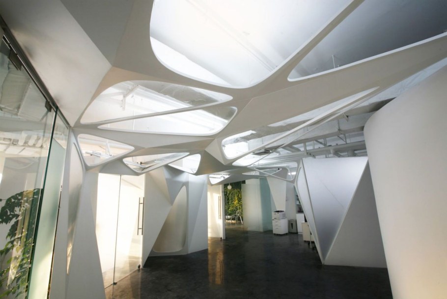 Пластик в общественном интерьере