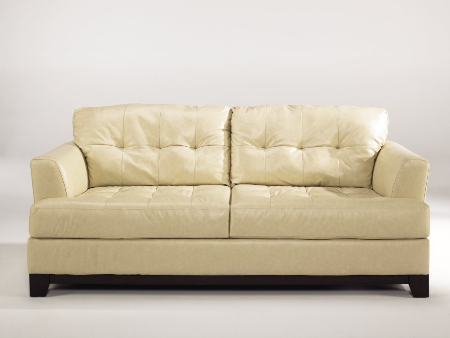 Светлый кожаный диван