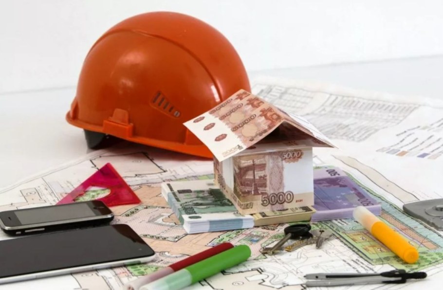 Строитель с деньгами в каске