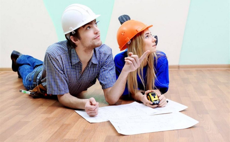 Люди делают ремонт