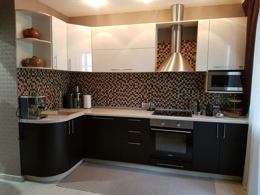 Черно бежевая кухня