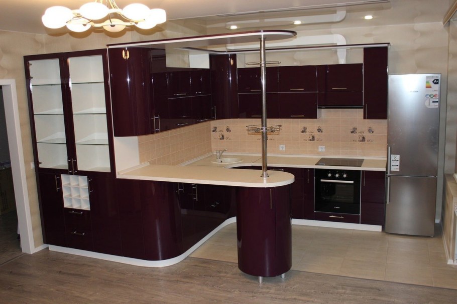 Угловая кухня с барной стойкой