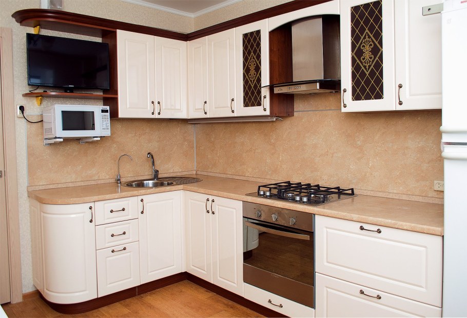 Угловой кухонный гарнитур с телевизором