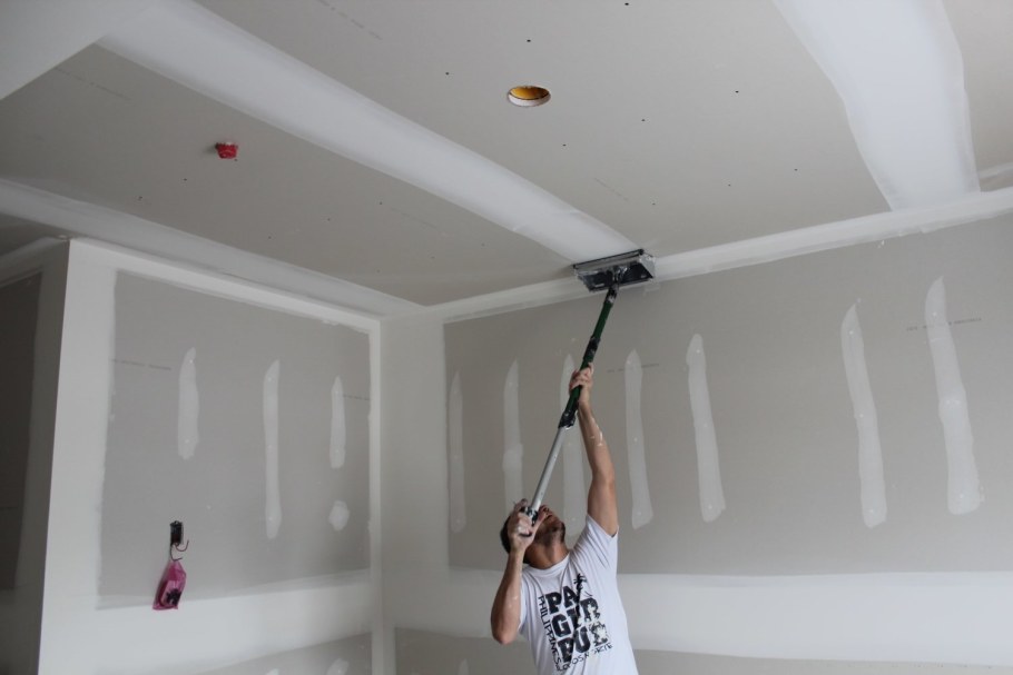 Потолок гипсокартон и побелка